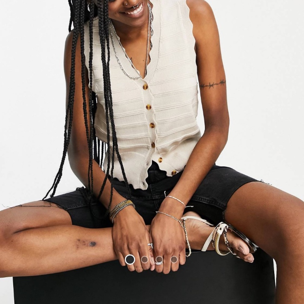 object knitted tank top with scalloped details